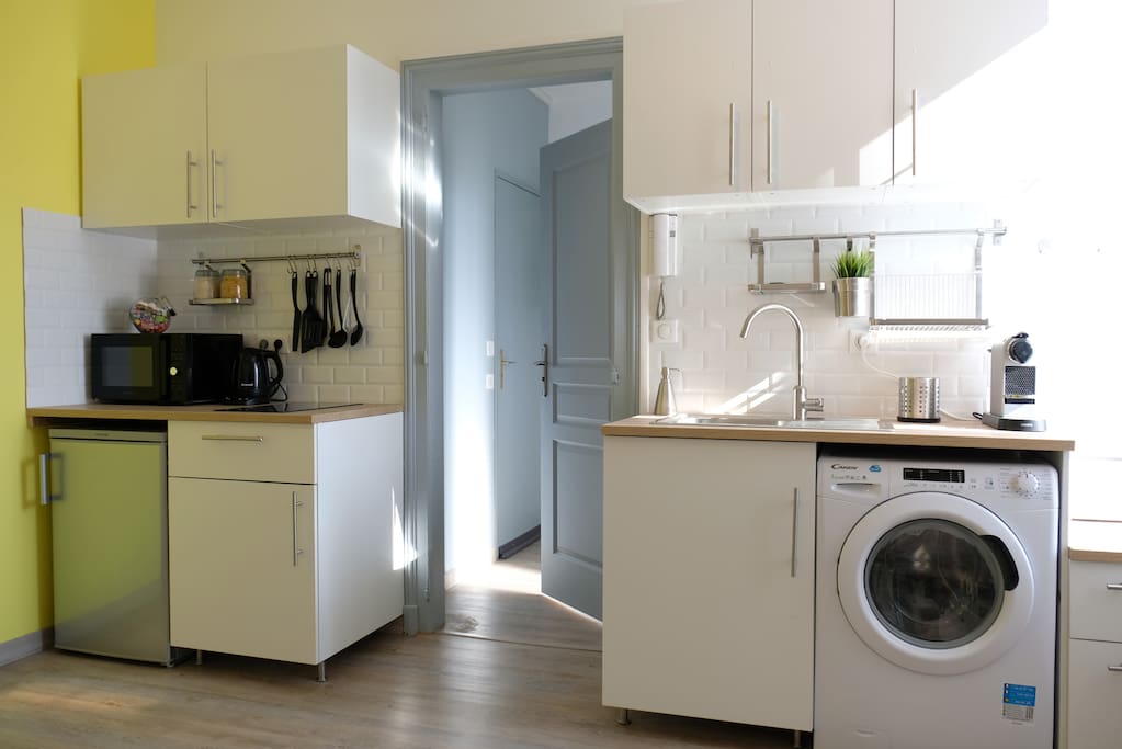 Cuisine entièrement équipée ainsi qu'un lave linge séchant très pratique pour toujours avoir du linge propre.