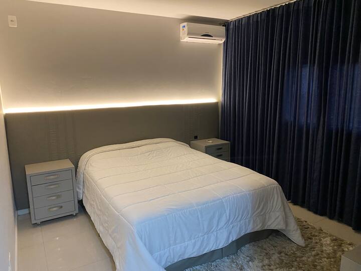 Suite con cama tamaño queen y aire acondicionado.
sala acondicionada.