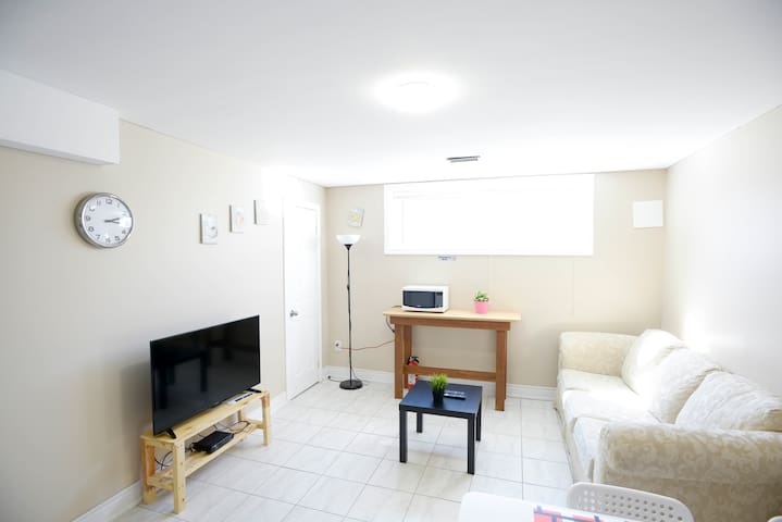 Private Apartment No.2 near Pearson Airport