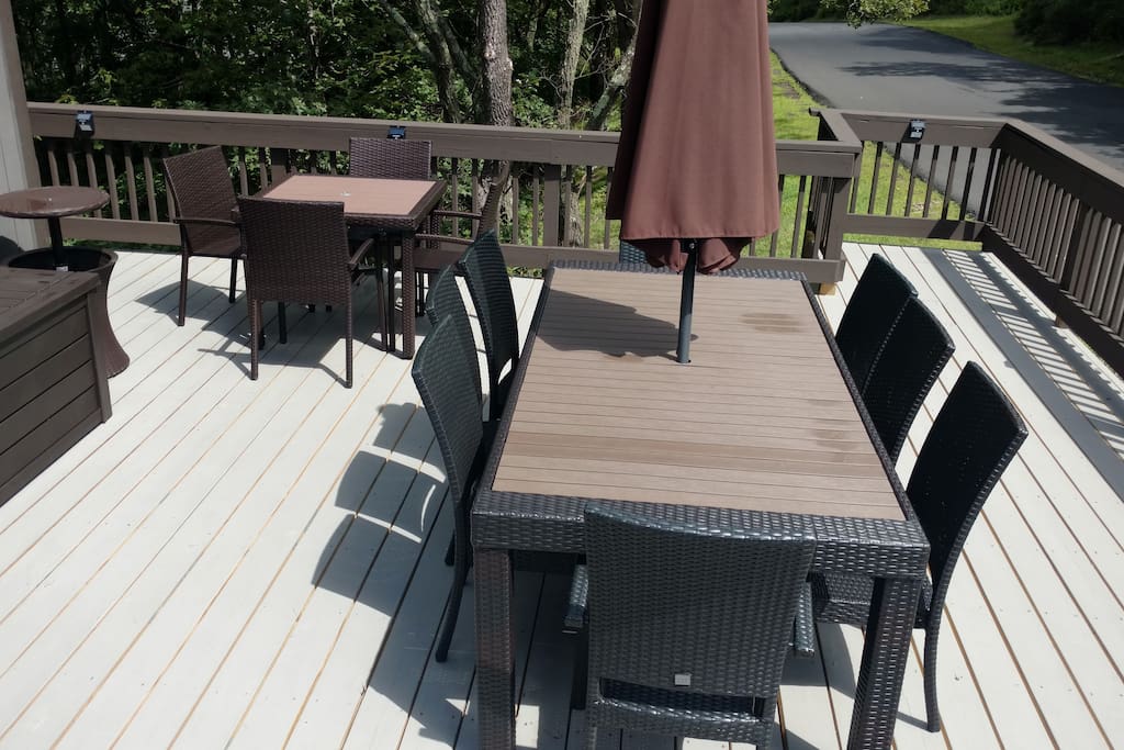 Front Deck Newly Built Plenty of seating