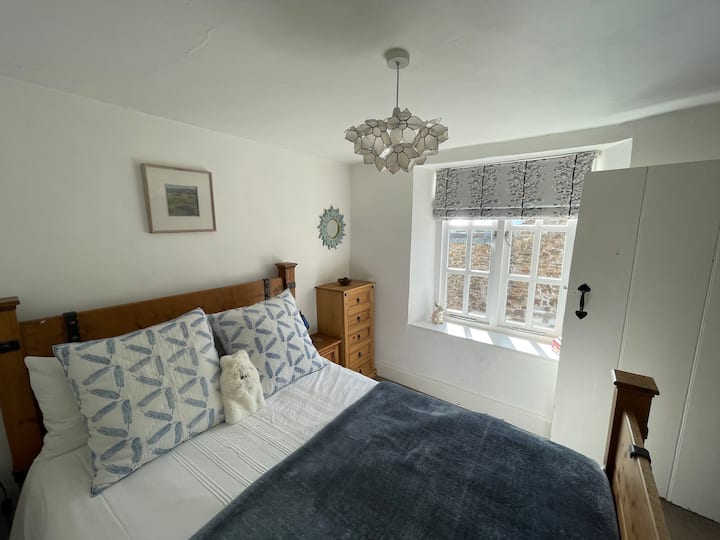 ห้องนอนสีฟ้า 2 - ในส่วนที่เก่าแก่ที่สุดของบ้าน - คลิปหนีบม้าผ่านหน้าต่างของคุณ