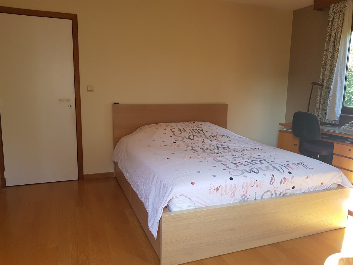 Просторна и ярка спалня