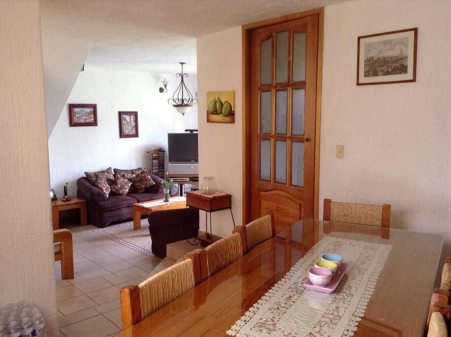 El comedor con vista a la sala de la casa.
