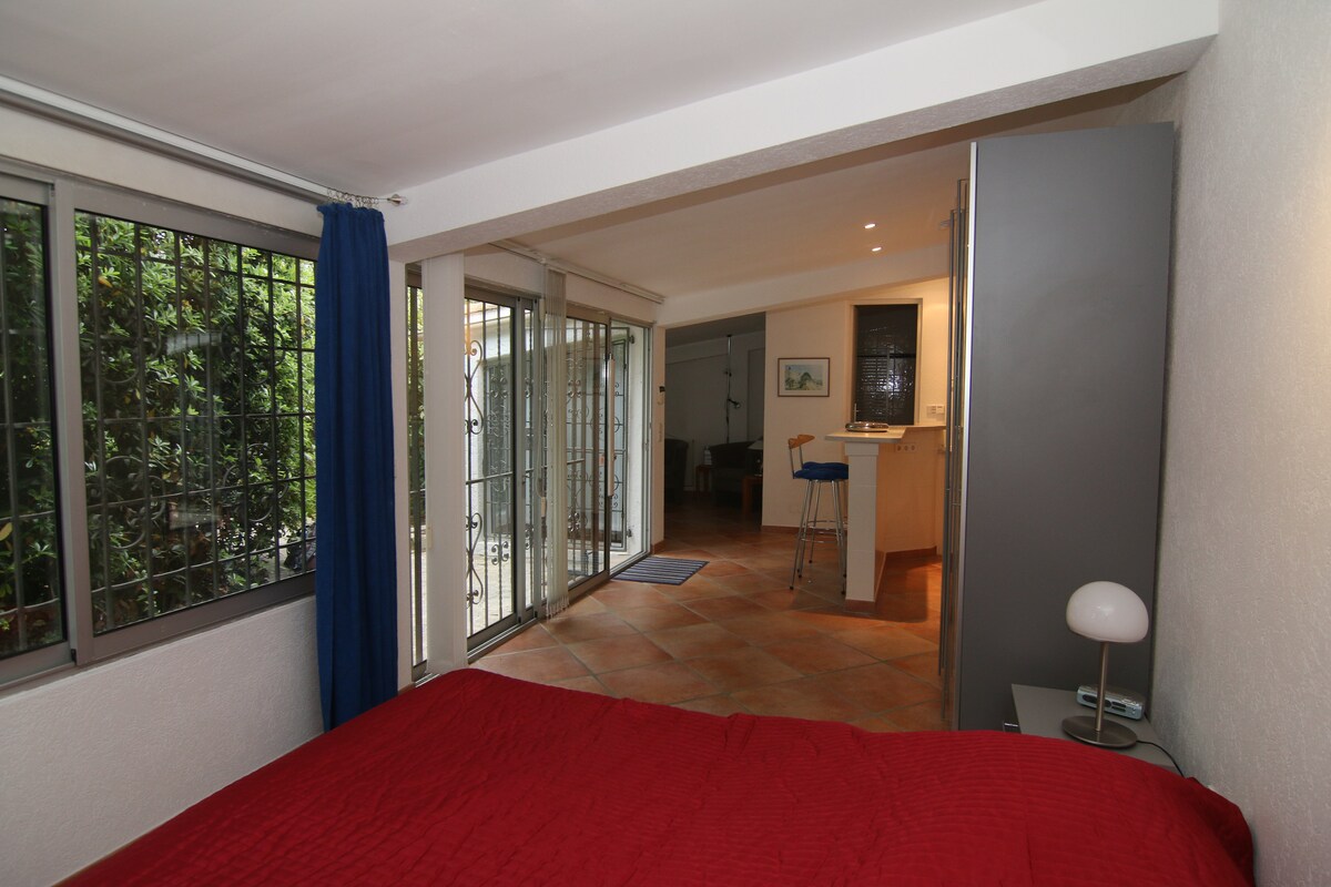 Спалня 5 - Къща с басейн - изглед 1