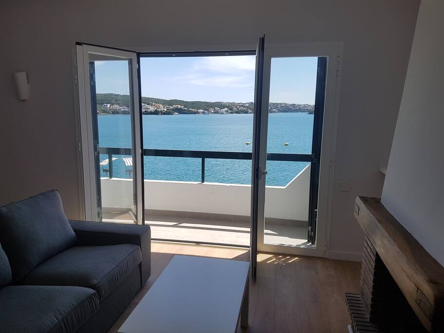 Salón con terraza / Livingroom with views