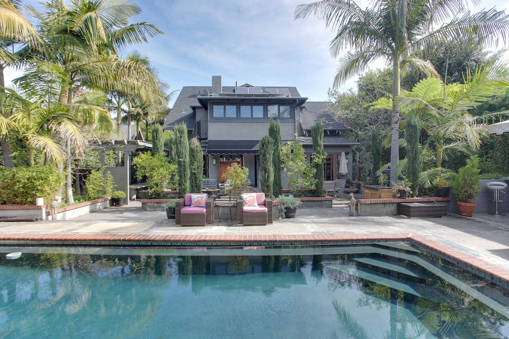 Enjoy LA summer around this amazing pool.