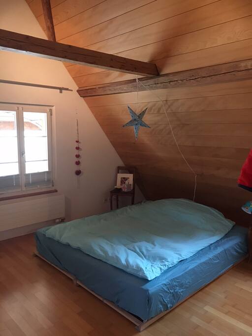 Schlafzimmer mit grossem Doppelbett und Einbauschrank