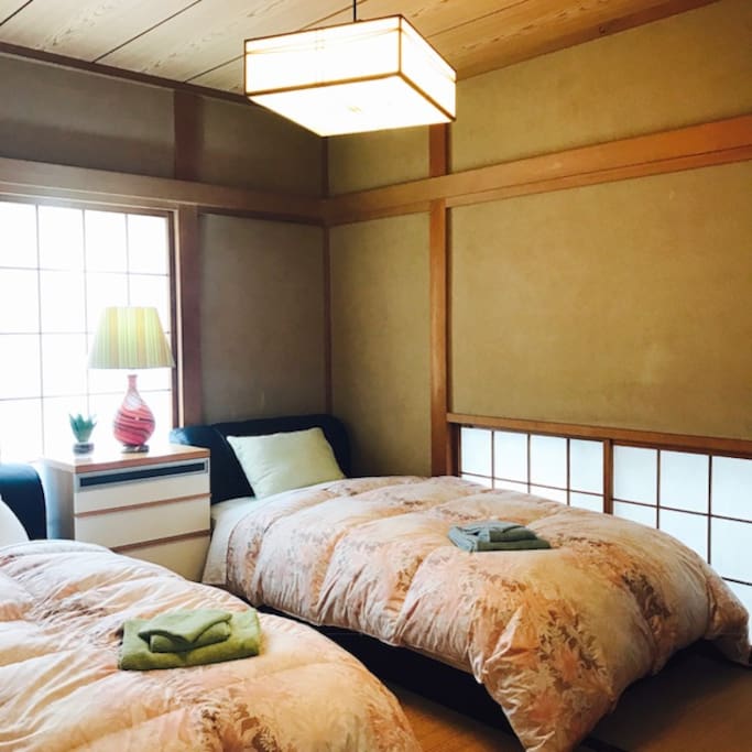 Room 4 with beds