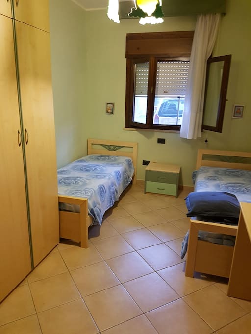 Camera con due lettini armadio e scrivania