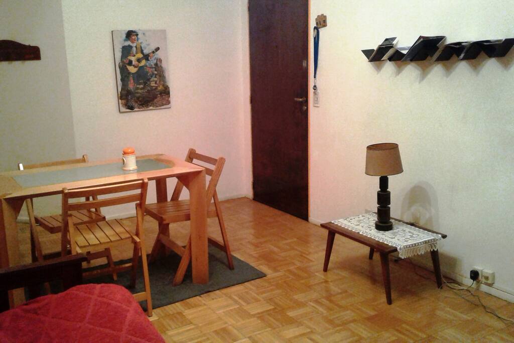 Mesa con 4 sillas, folletería turística a disposición