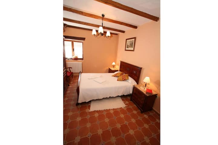 חדר שינה עם מיטה זוגית (נוף)