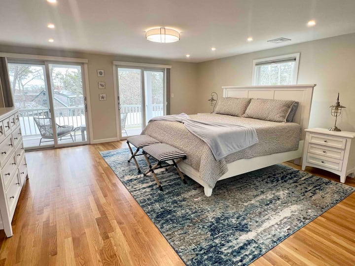 سرير كبير في الجناح الرئيسي في الطابق العلوي