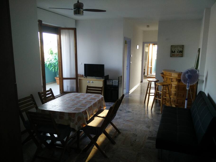 la sala provvista di balcone con visuale verso gli ingressi delle camere Parco e Monti