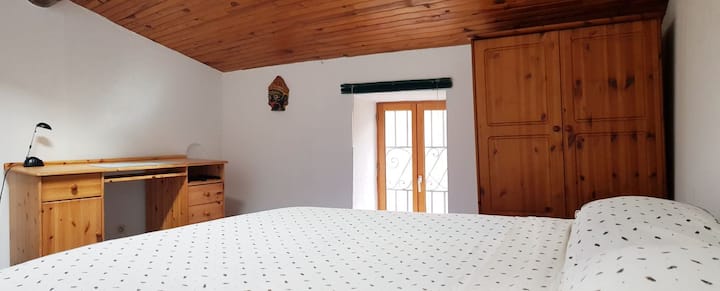 ห้องนอน #3 มีวิวภูเขาและช่องแสงชั้น 2 (ขึ้นจากชั้นทางเข้า) 

มีเตียงขนาดควีนไซส์โต๊ะทำงานและตู้เสื้อผ้า