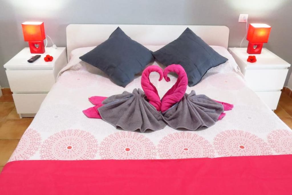 Dormitorio principal con TV