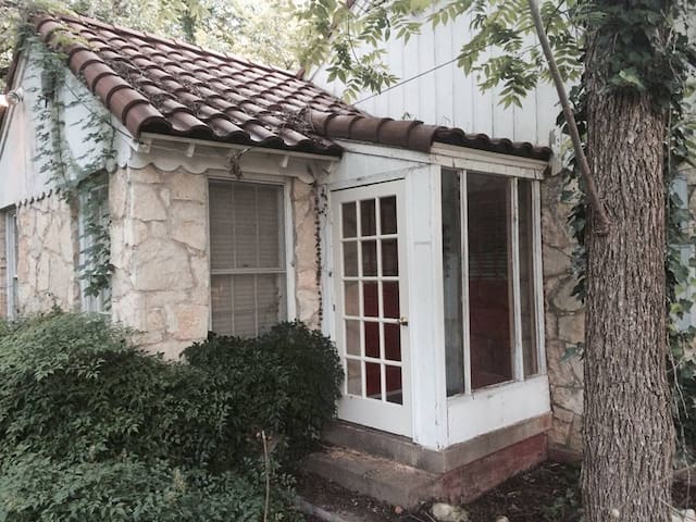 1-Private entry by Bishop Arts, peacocks, downtown