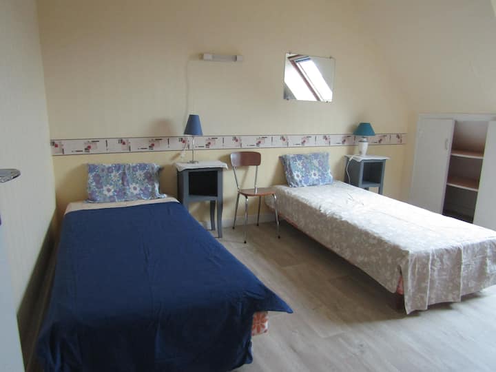 chambre 3 à l'étage avec 2 lits à une personne