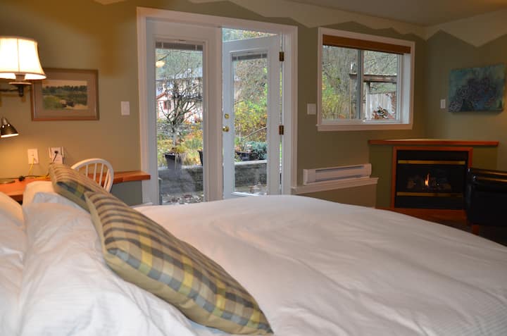 Spavaća soba s bračnim krevetom ili dva odvojena kreveta, kamin, francuska vrata na privatnu terasu i vrt