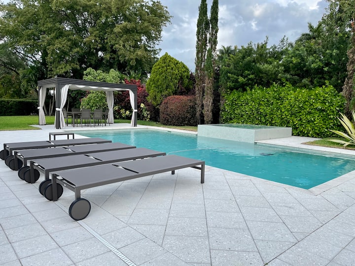 Hollywood Oasis w/Pool, close to beach & downtown Houses for Rent in