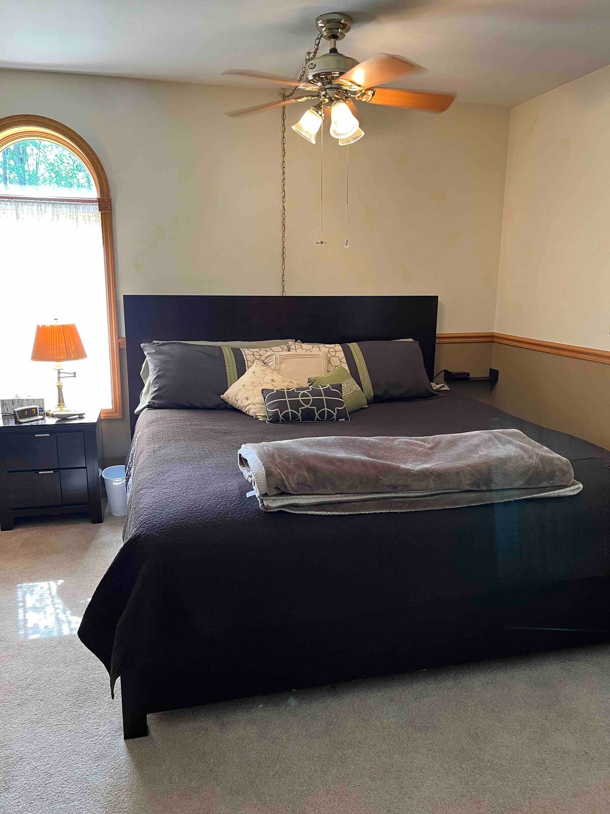 เตียงขนาดคิงไซส์ปรับระดับได้ในห้องนอนใหญ่