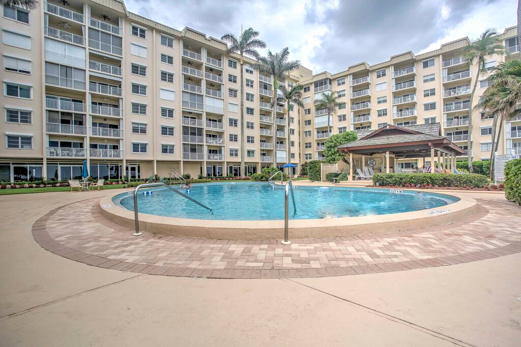 Experience a laid-back resort getaway at the Naples Continental Club for your next Florida vacation!