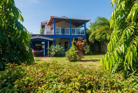 Beautiful 2 Story Cozy Beach House (Fast WiFi)