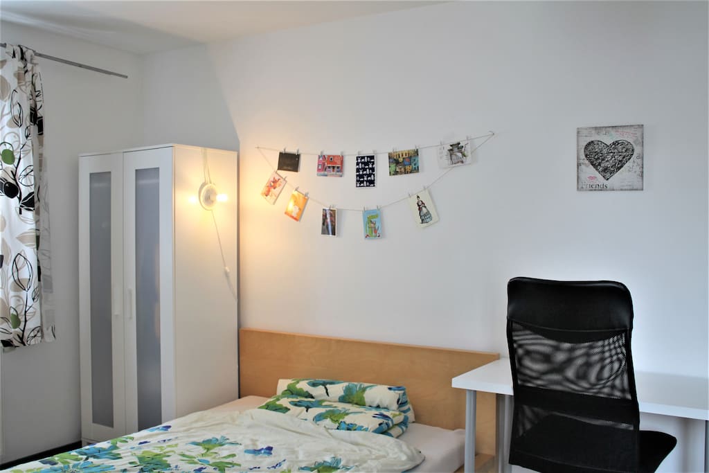Sleeping area & 2nd desk