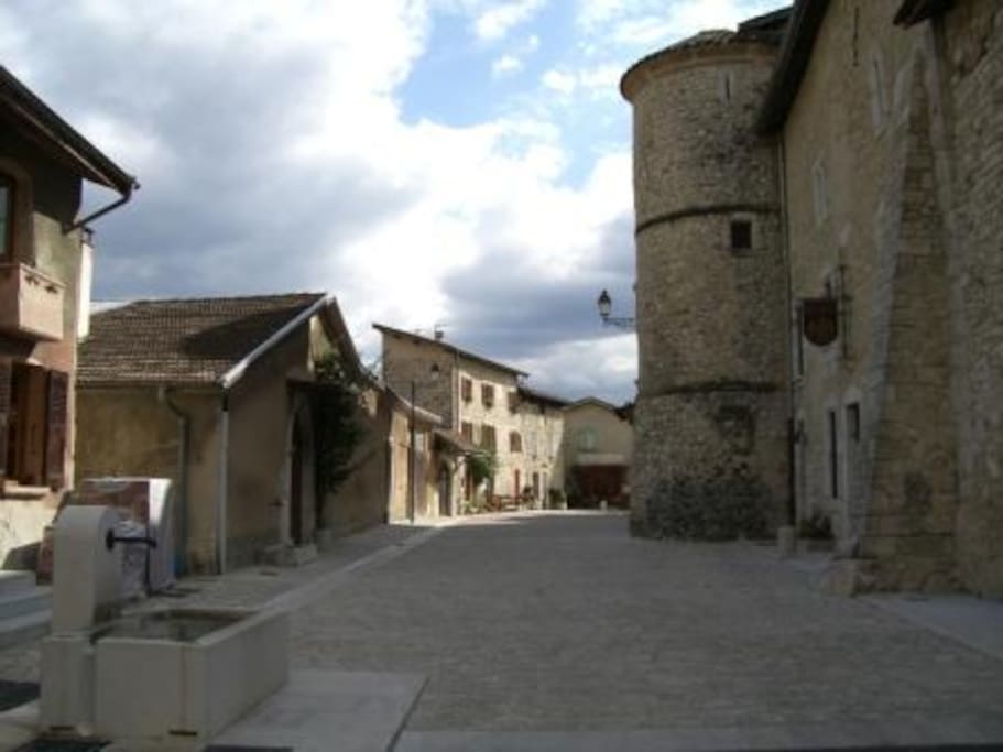 Entrée du gîte sur la place du village