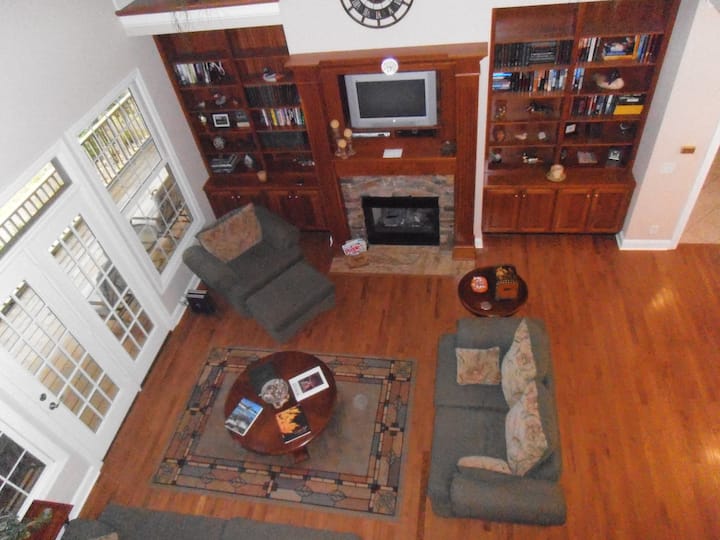 إطلالة على غرفة المعيشة من الشرفة