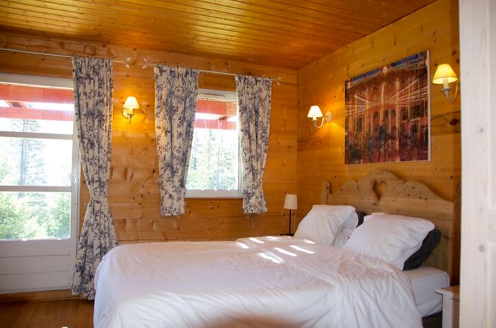 Slaapkamer 1: 's Ochtends maakt de zon je wakker. / Slaapkamer 1: 's Ochtends maakt de zon je wakker. / Slaapkamer 1: 's Morgens maakt de zon je wakker.