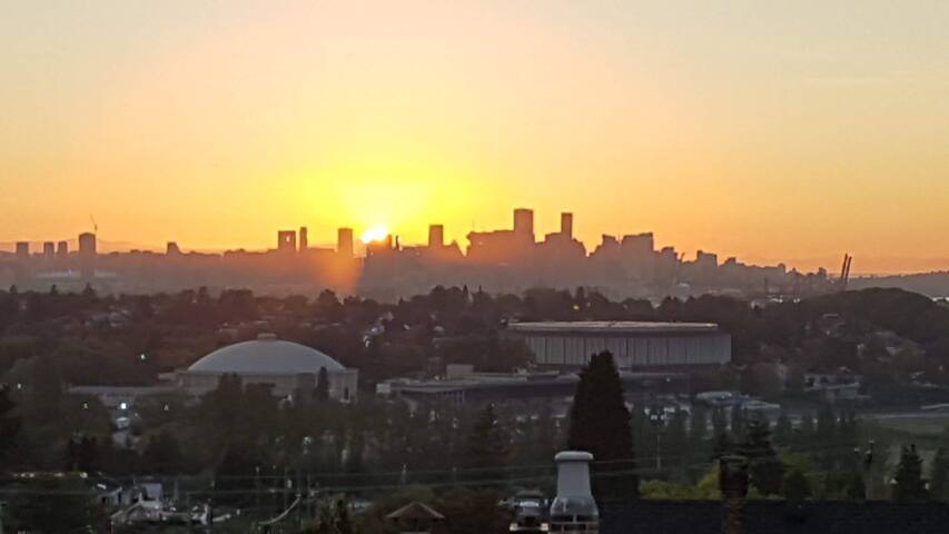 Modern 4 Bedroom Home – Huge rooftop patio gallery image 2