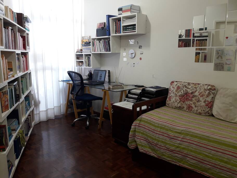 Home-office e parte da sala. O computador é de uso pessoal, não costumamos deixar à disposição dos hóspedes.
