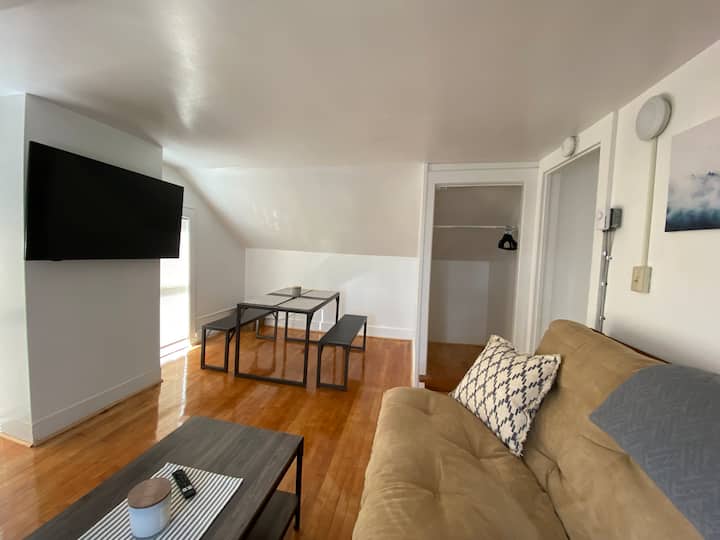 New! Adk Mountain View Downtown 2br/1ba - Saranac Lake, NY