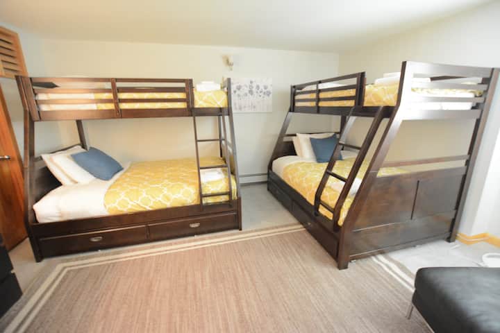 غرفة نوم بمستوى منخفض تضم سريرين من طابقين