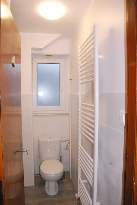 salle d'eau avec sèche serviettes neuf et wc