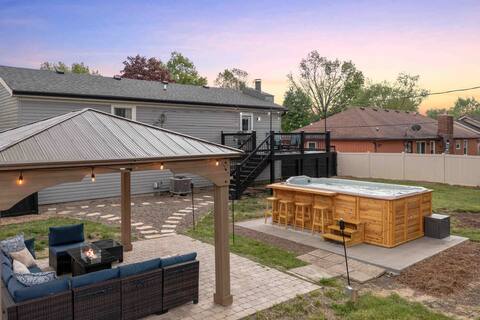 10 Min to Lou | Huge Hot Tub | Awesome Backyard