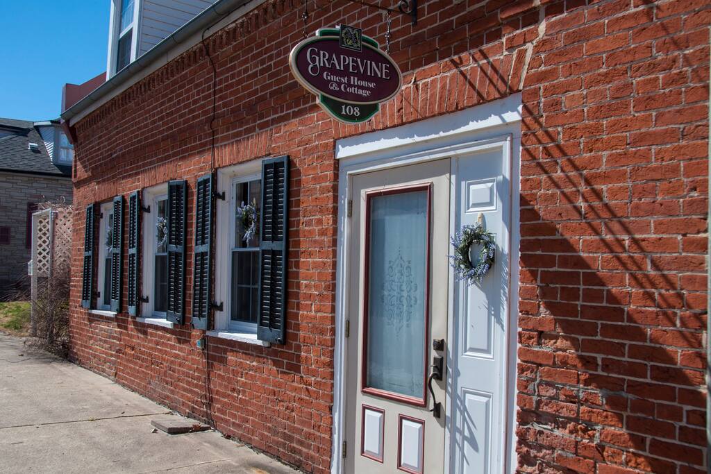 Grapevine Guesthouse Guesthouses for Rent in Hermann, Missouri