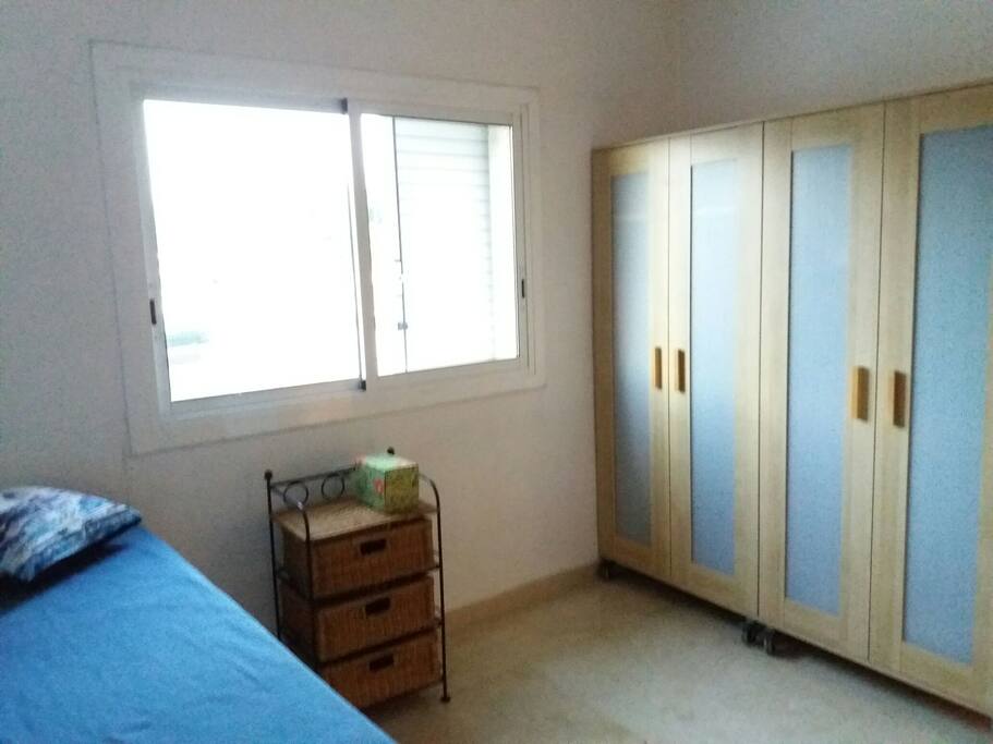 Habitación privada amplia y luminosa