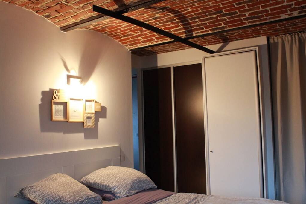 Chambre avec rangements et dressing