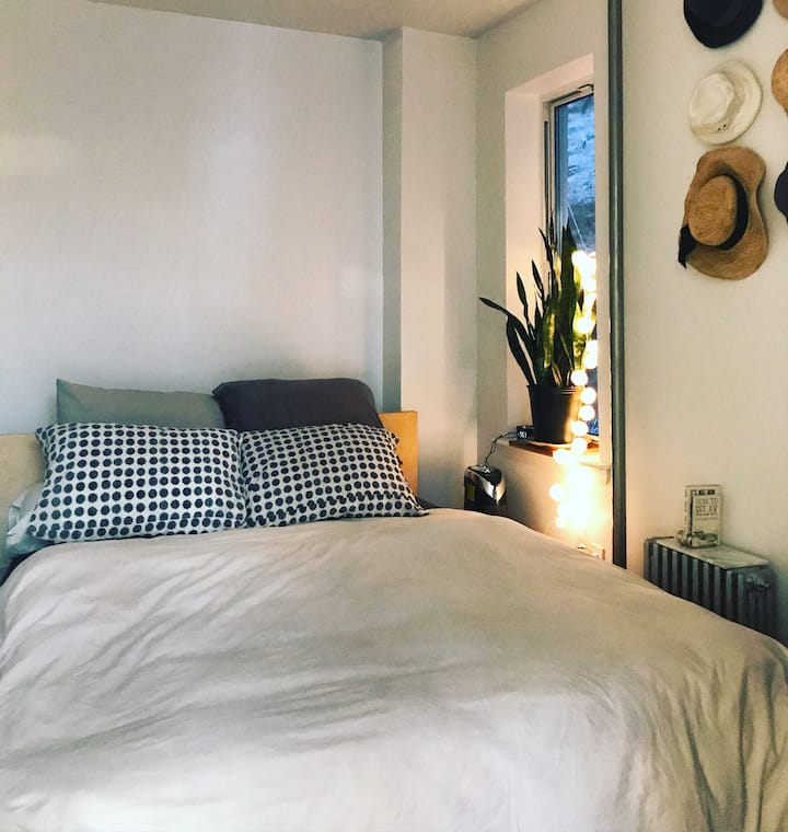 מיטת קווין בחדר השינה