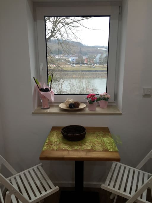 Blick direkt auf Mosel und Luxemburg