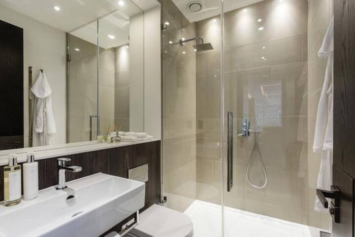 Beautiful New Luxury 2BR Oxford Circus Apartment gallery image 5