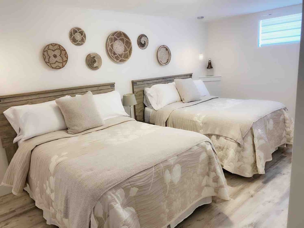 Dormitorio en el sótano. 4 plazas. 2 camas dobles con la parte superior acolchada, mesita de noche compartida, televisión inteligente, armario. 