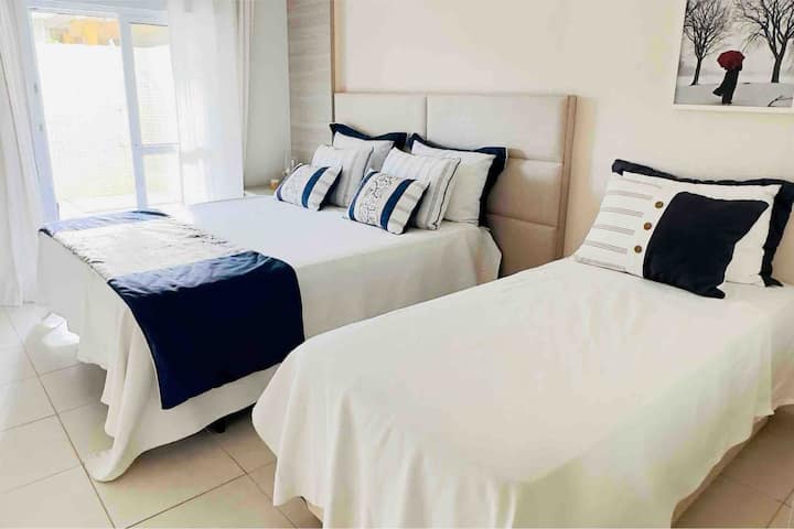 Აპარტამენტი 3, რომელიც მდებარეობს პირველ სართულზე, ორადგილიანი საწოლითა და ერთადგილიანი საწოლით. 
Მასში არის ტელევიზორი და კარადა 