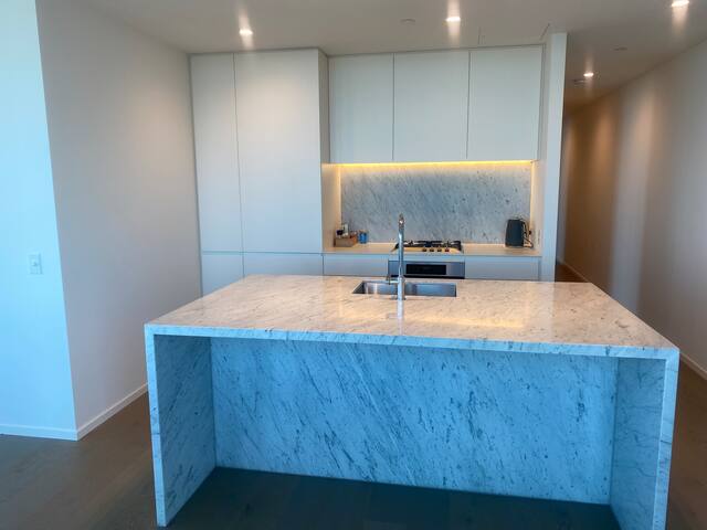 Perfect Southbank location. Sleep above the clouds gallery image 3