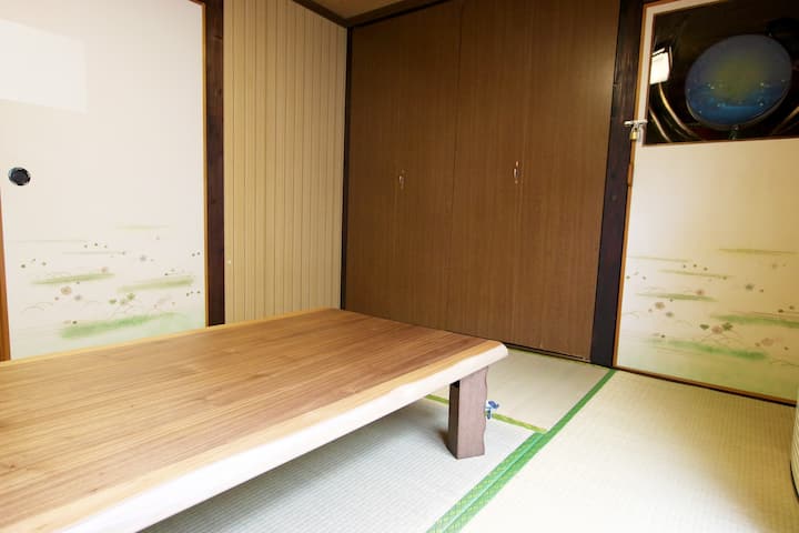 Može primiti 8 gostiju. 2 sobe u japanskom stilu s 8 futona.