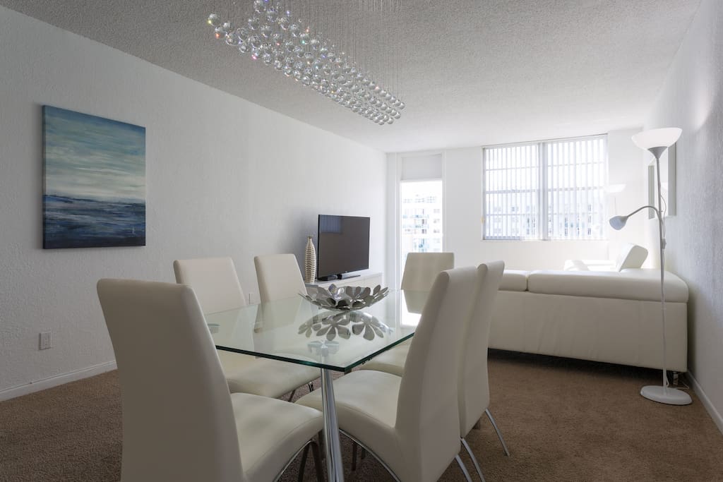 Super luminous and fully furnished unit!
