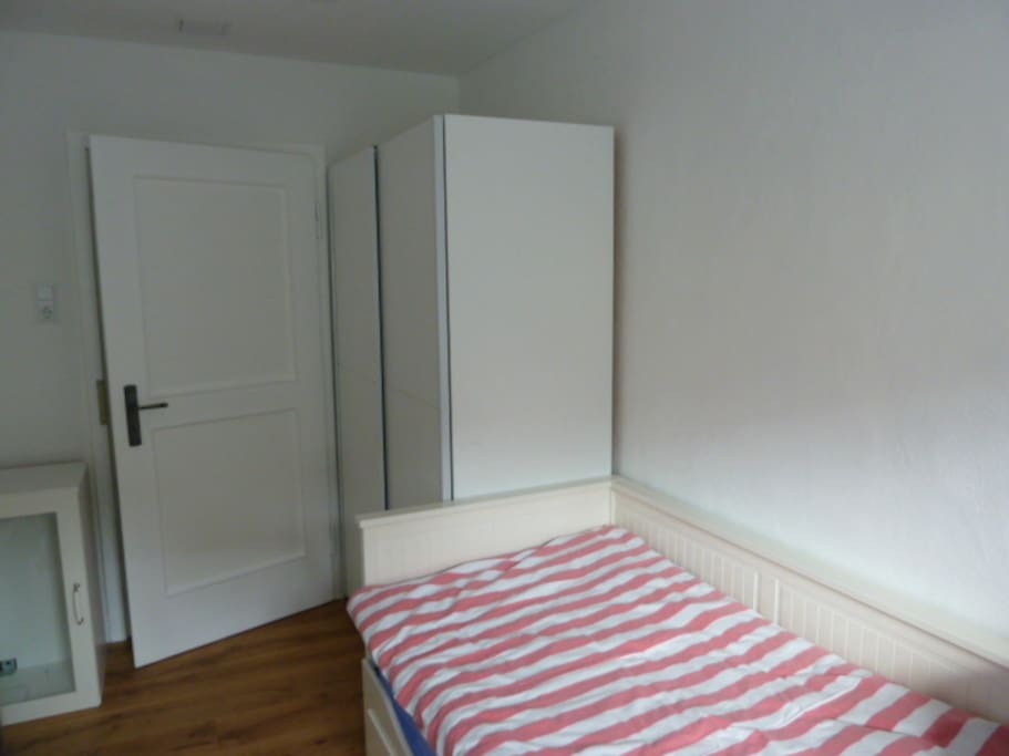 Schrank im kleinen Zimmer
