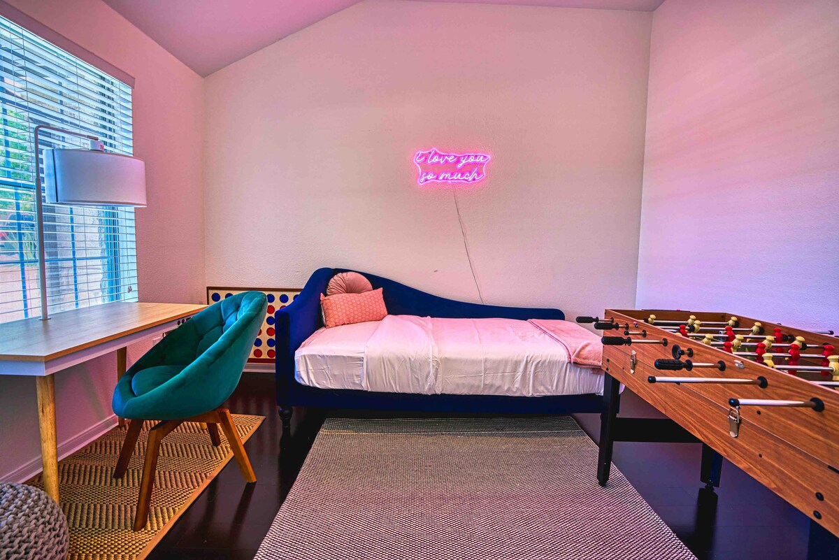 ห้องยืดหยุ่นนี้ช่วยให้คุณทำงานได้สำเร็จบนโต๊ะทำงานอัจฉริยะนี้พร้อมที่ชาร์จในตัวนอกจากนี้ยังสามารถใช้เป็นพื้นที่อื่นในการเล่นเกมหรือพักผ่อนกับเพื่อนๆได้