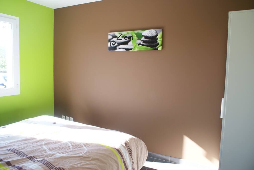 Chambre 1: Lit double 160cm avec SDB privatif